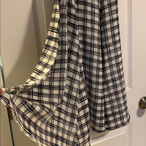 White and black pattern dress with belt - Picture 5 of 6